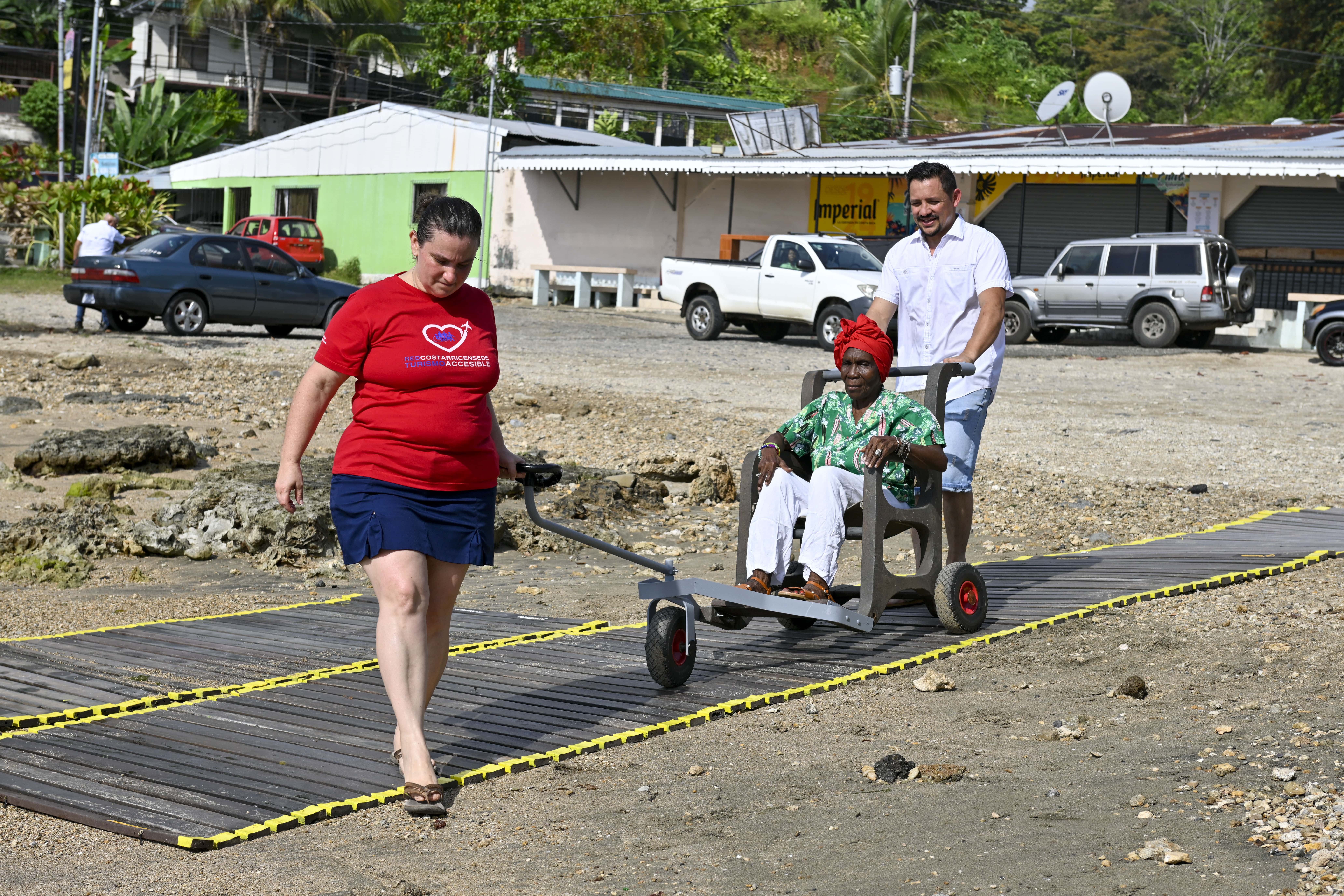 La plage de Piuta à Limón (Costa Rica) devient la troisième plage accessible des Caraïbes grâce à l’initiative des membres d’ISTO